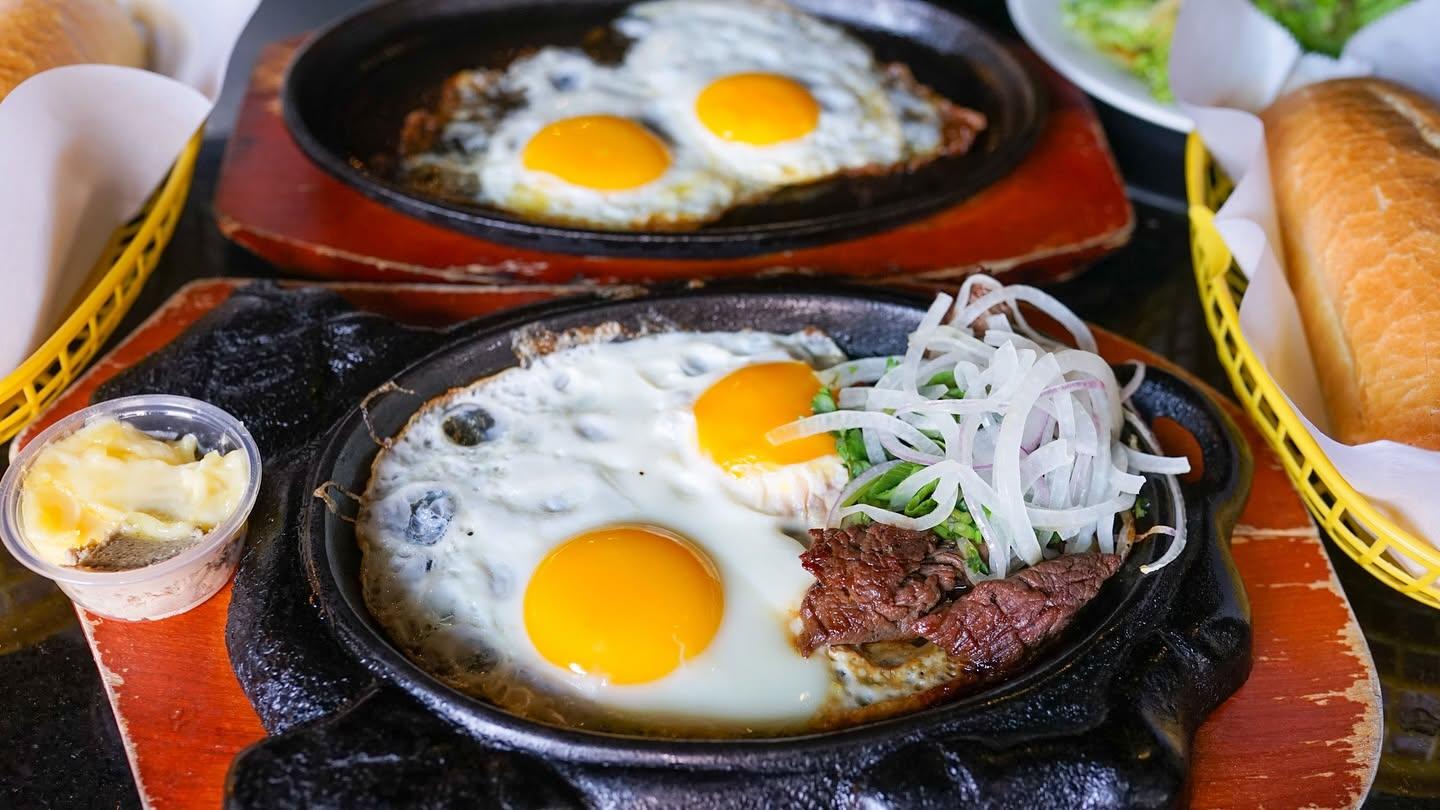 Bo ne sizzling steak and eggs served with baguette